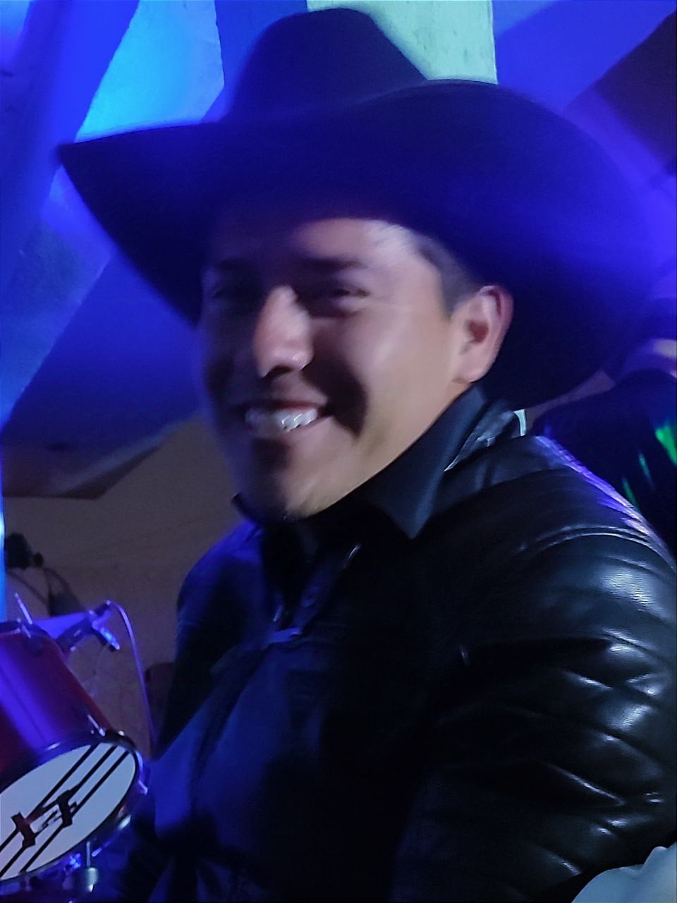 Músico bajo sexto de Los Efectivos de Tijuana - Música norteña en Tijuana